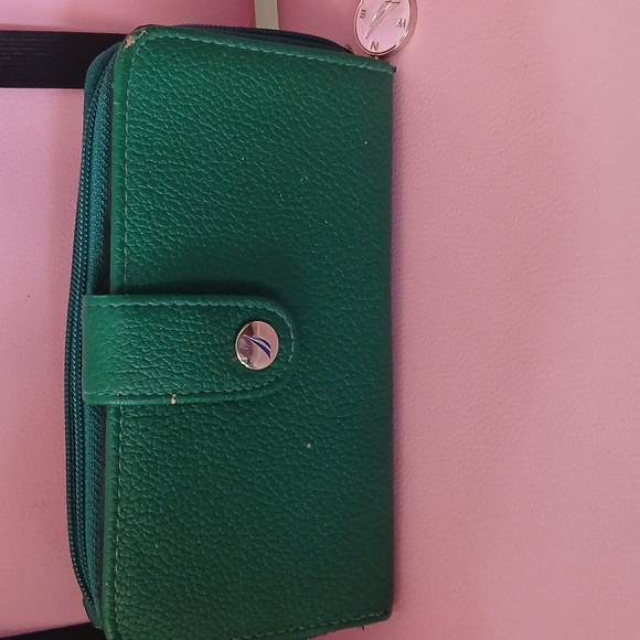 Nautica Forest Green Textured Wallet - Picture 1 of 12